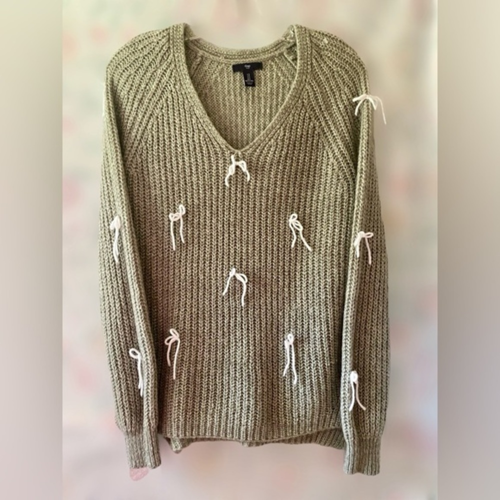 Wool blend Gap Sweater with White Bow Accents. Size S. Machine washable